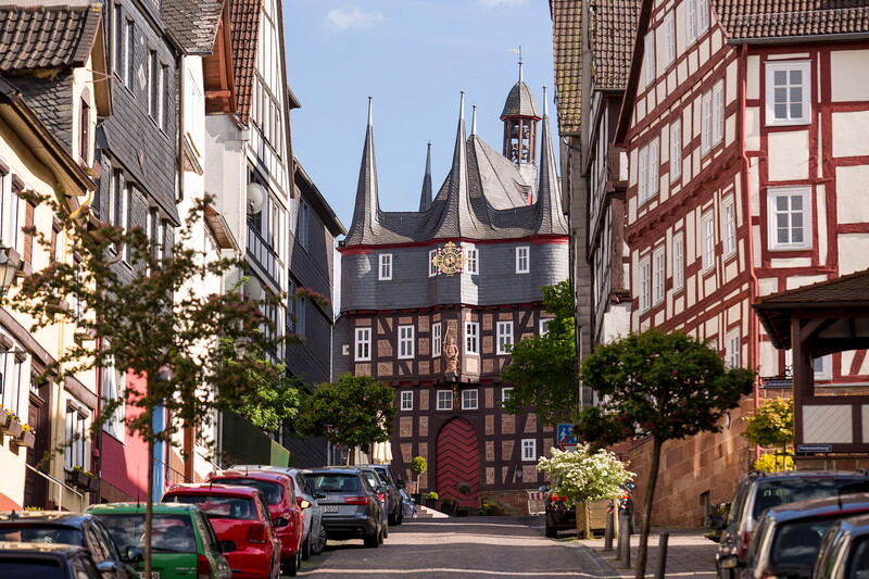 das Rathaus der Stadt Frankenberg umgeben von Fachwerkhäusern aus der Altstadt