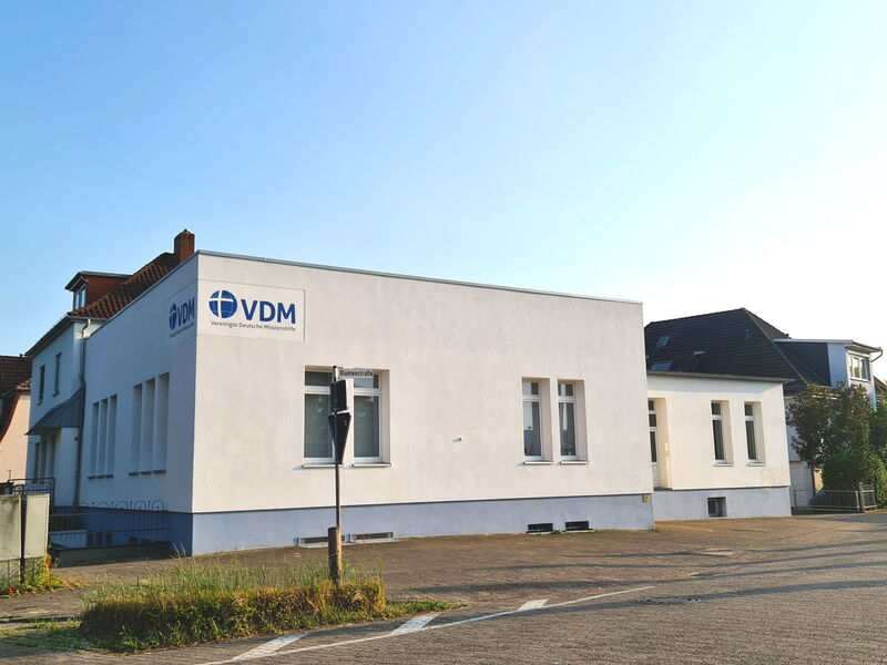 ein weißes Gebäude von der VDM