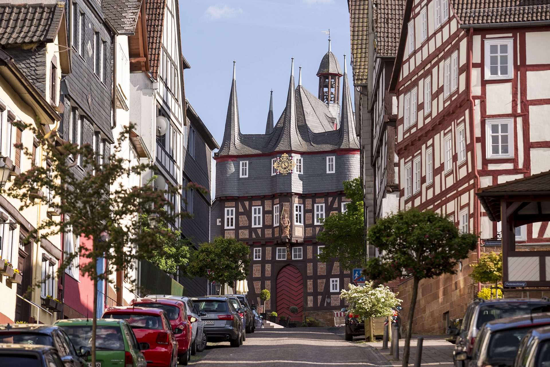 das Rathaus der Stadt Frankenberg umgeben von Fachwerkhäusern aus der Altstadt