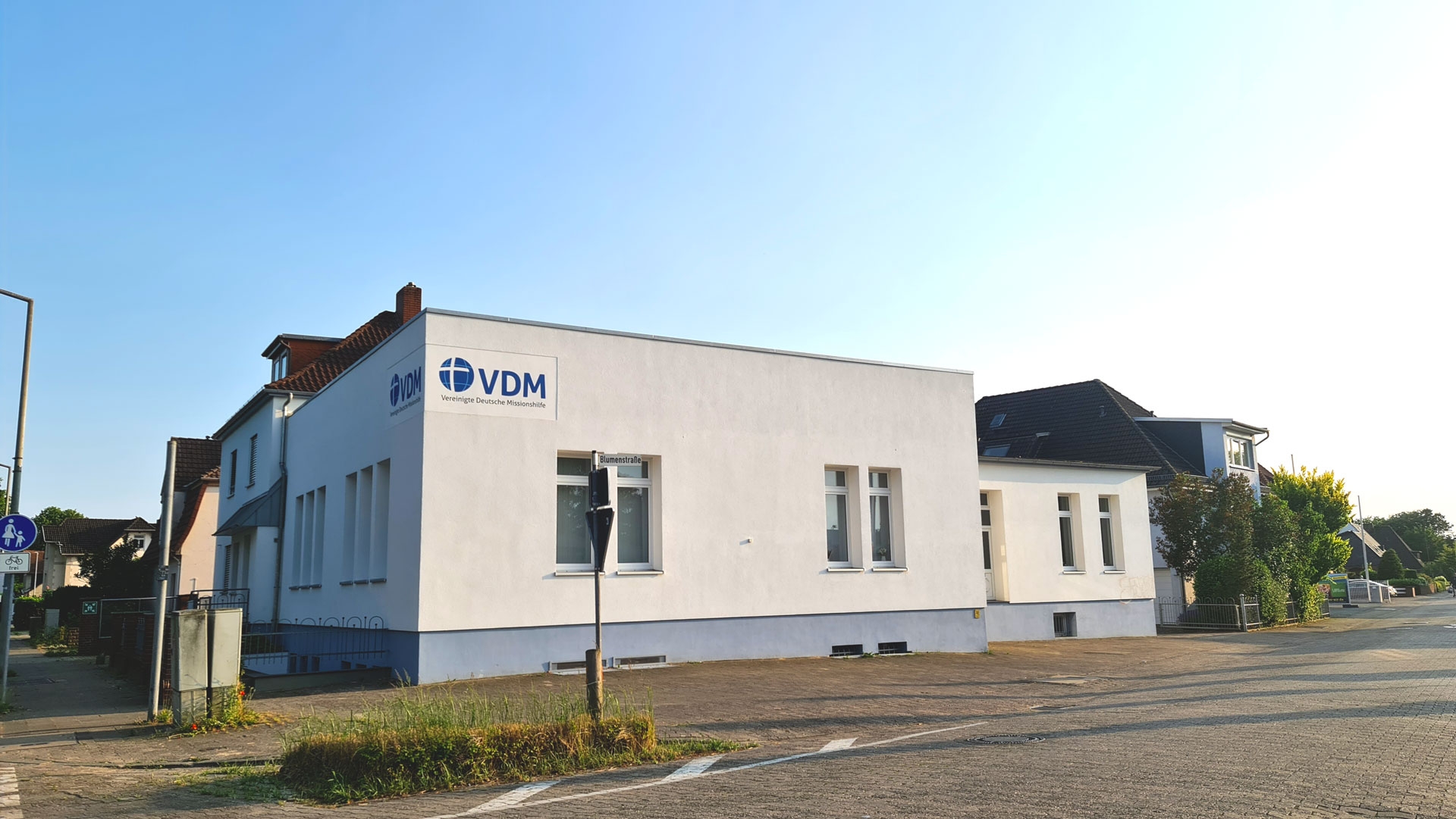 ein weißes Gebäude von der VDM